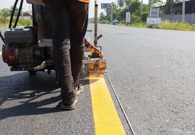 道路熱熔標線施工在春、夏兩季施工分別應(yīng)注意哪些事項？